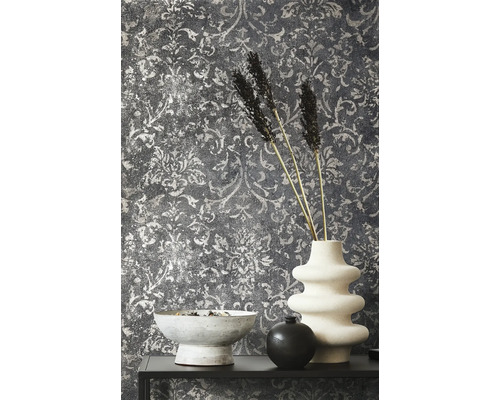 Dekorativní tapeta se vzorem a vázy jako dekorace místnosti