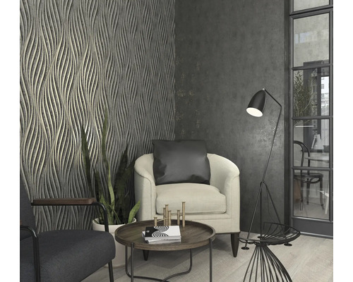 Obývací pokoj se strukturovanými tapetami a čtecím koutkem