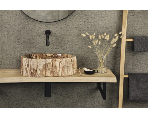 Koupelna s umyvadlem ve vzhledu kmene stromu, armaturou a dekorací