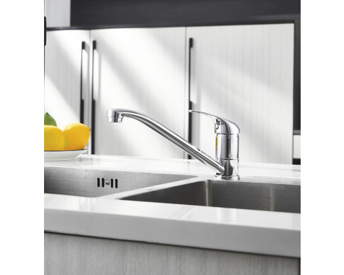 Kuchyňská vodovodní baterie z kovu na dřezu