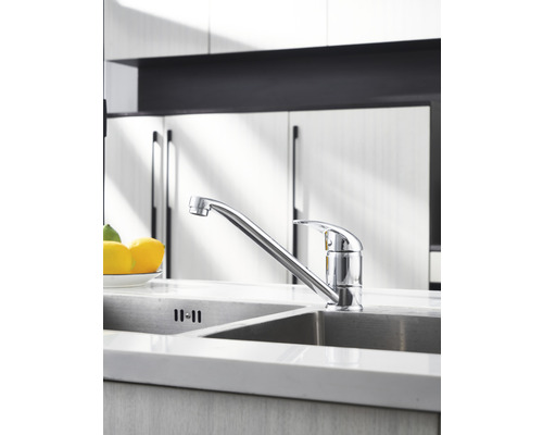 Kuchyňská scéna s dřezovou baterií a nerezovým dřezem