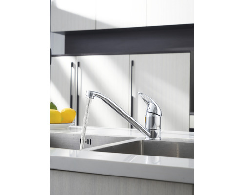 Kuchyňská baterie s tekoucí vodou v moderním kuchyňském dřezu