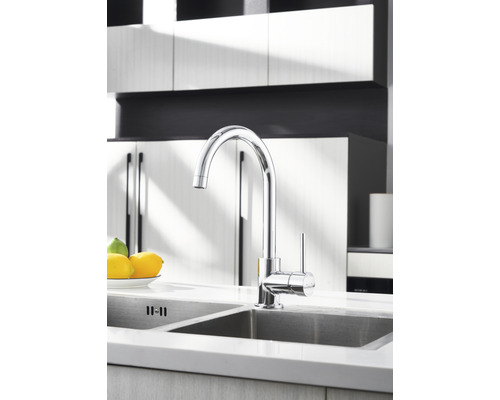 Kuchyňský dřez s pákovou baterií před kuchyňskými skříňkami