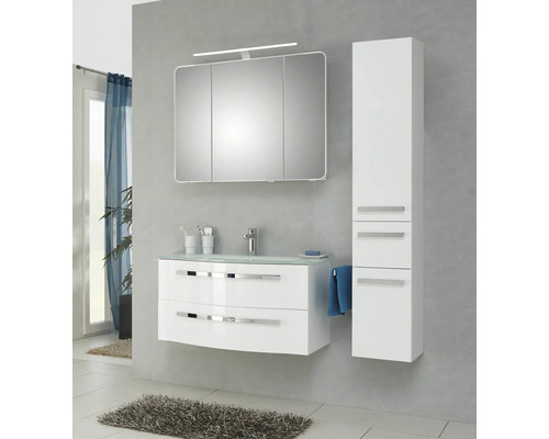 Koupelna s umyvadlem, zrcadlovou skříňkou, osvětlením a vysokou skříňkou.