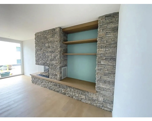 Obývací pokoj s krbem a policemi z kamene a dřeva