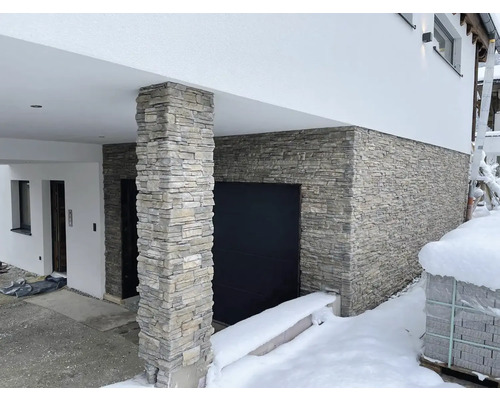 Venkovní pohled na dům s kamenným obkladem na sloupu a fasádě