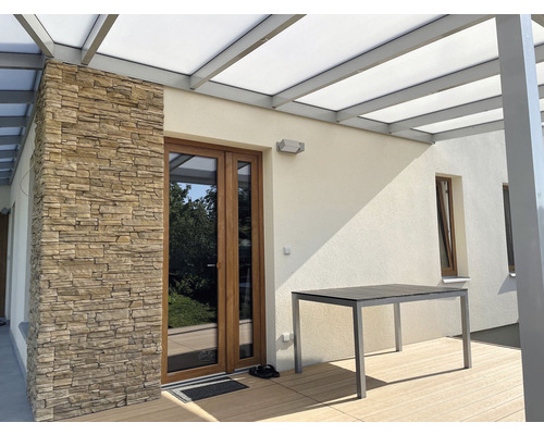 Terasa se zastřešením, kamenná fasáda, zahradní stůl a terasová prkna