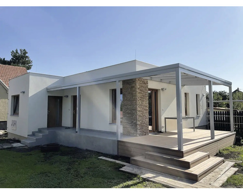 Dům s terasou a zastřešením terasy na zahradě