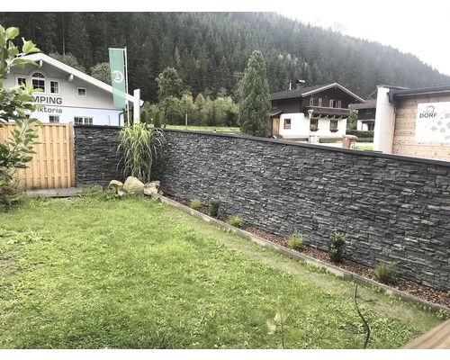 Zahrada s kamennou zdí a dřevěným plotem