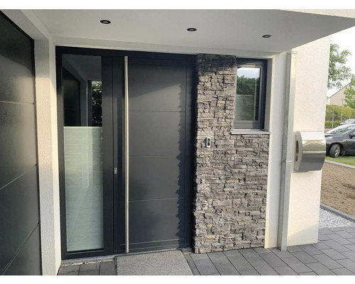 Moderní vchodové dveře s bočním dílem, kamenná stěna a poštovní schránka