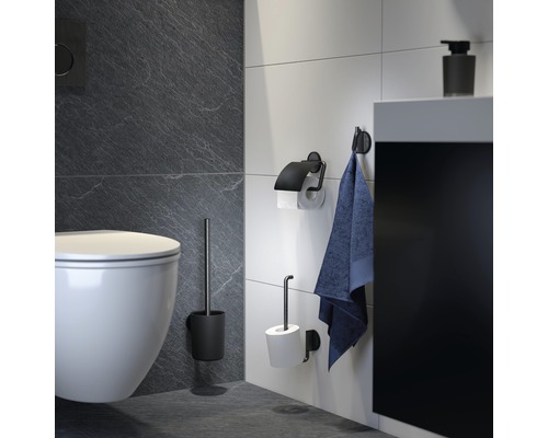 Vybavení koupelny s toaletou, držákem toaletního papíru, háčkem na ručníky, WC štětkou a dávkovačem mýdla