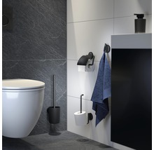 Moderní koupelna s toaletou, WC kartáčem, držákem toaletního papíru, háčkem na ručníky a dávkovačem mýdla