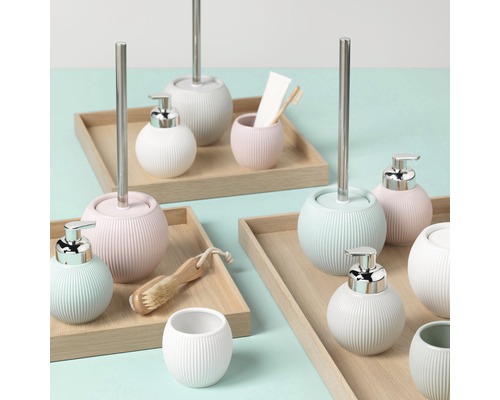 Koupelnové doplňky z keramiky na dřevěných podnosech