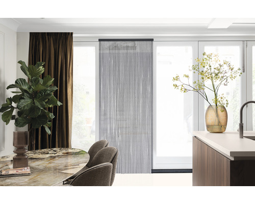 Světlý byt s posuvným panelem, jídelním stolem a pokojovou rostlinou