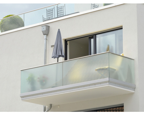 Pohled na budovu s balkonem a skleněným zábradlím