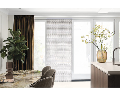 Světlá místnost s posuvným závěsem, jídelním stolem, židlemi a pokojovými rostlinami