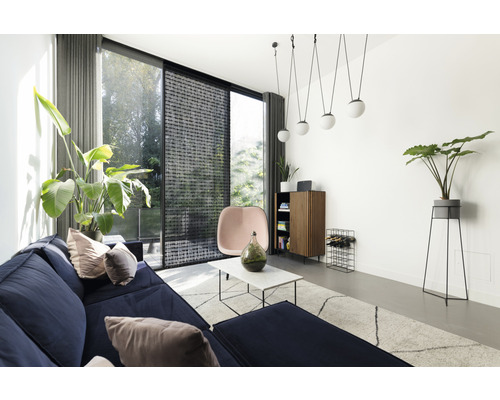 Obývací pokoj s pohovkou, křeslem, skříňkou a rostlinami