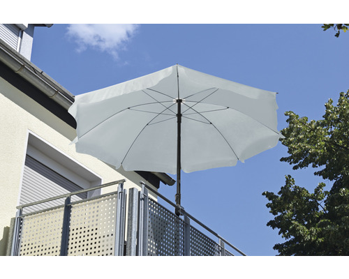 Bílý čtvercový slunečník na balkóně