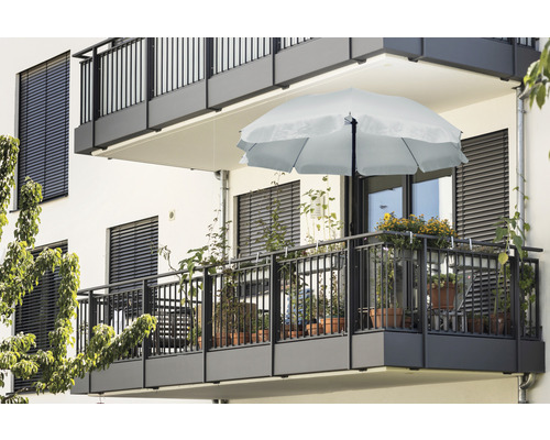 Balkónová scéna se slunečníkem a rostlinami