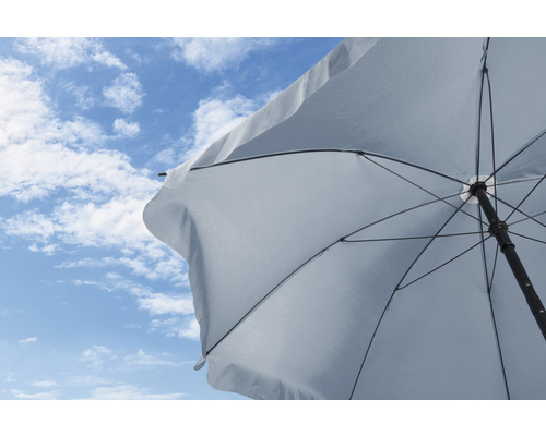 Otevřený slunečník na pozadí modré oblohy