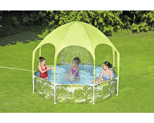 Zahradní scéna s bazénem se stříškou a hrajícími si dětmi