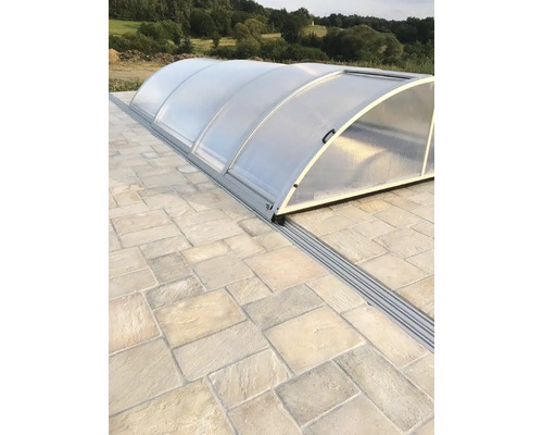 Zastřešení bazénu na kamenné podlaze