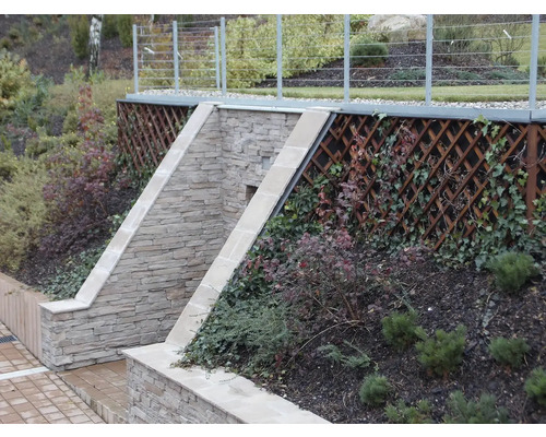 Úprava zahrady se suchou zdí, dřevěným plotem a výsadbou