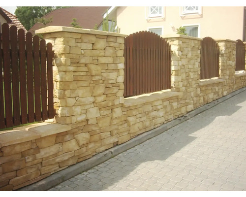 Ozdobný plot s dřevěnými prvky a kamenným obkladem