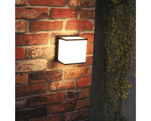 Čtvercové nástěnné svítidlo na cihlové zdi.
