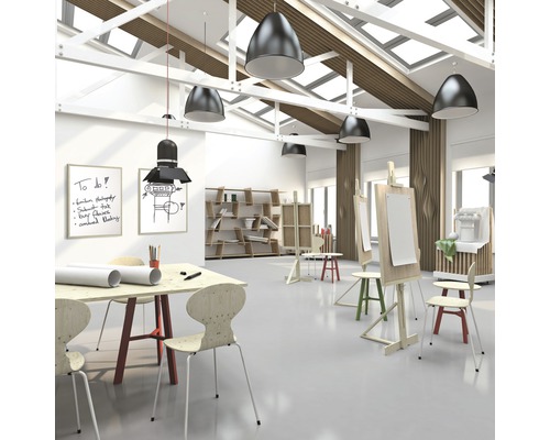Světlá umělecká místnost se stoly, židlemi, stojany a policemi