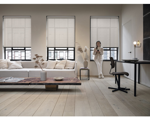 Obývací pokoj s okenními roletami, pohovkou, konferenčním stolkem a psacím stolem