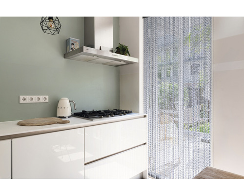 Světlá kuchyně s kuchyňskou linkou, digestoří a protihmyzovou clonou