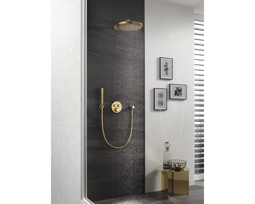 Sprchový kout s hlavovou sprchou, ruční sprchou a armaturou v koupelnovém prostředí.