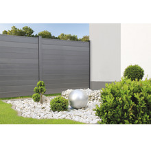 Zahradní pohled s plotem, okrasným štěrkem a dekorační koulí