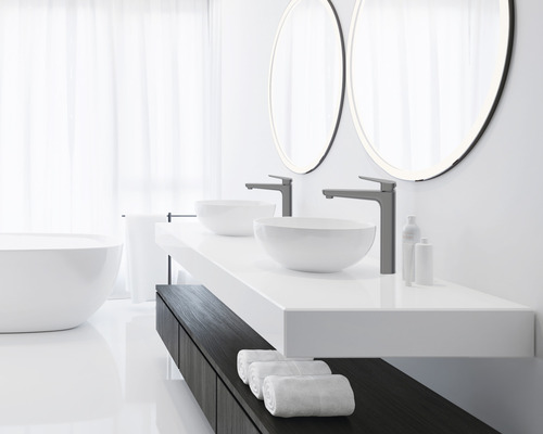 Světlá koupelna s dvojitým umyvadlem, umyvadlovými mísami, vodovodními bateriemi, kulatými zrcadly a vanou