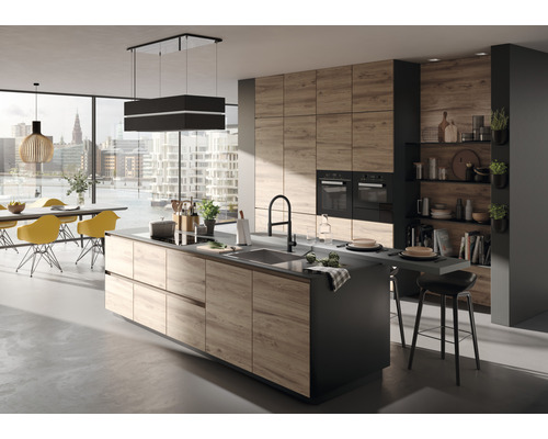 Světlá kuchyně s kuchyňským ostrovem, posezením a vestavěnými skříněmi v dřevěném dekoru