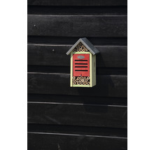 Dřevěný hmyzí hotel s bambusovými trubkami do zahrady