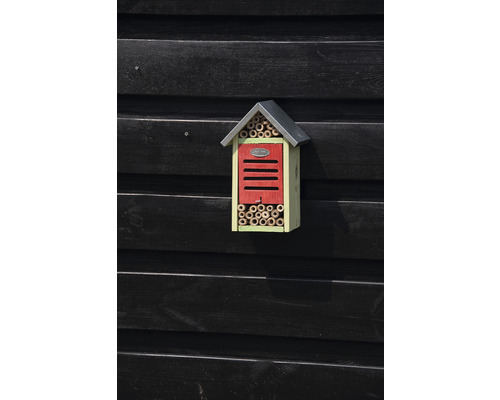 Dřevěný hmyzí hotel s bambusovými trubkami do zahrady