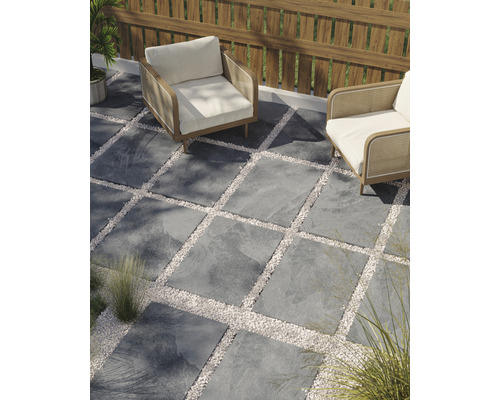 Terasa s kamennými deskami a štěrkovými plochami a dvěma křesly