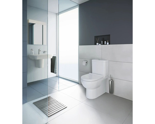 Moderní koupelna s toaletou, umyvadlem a sprchou.