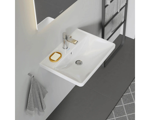 Koupelnové umyvadlo s baterií, mýdlem a ručníkem