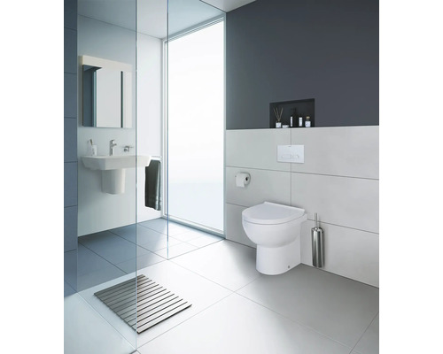 Světlá koupelna s toaletou, umyvadlem a sprchou