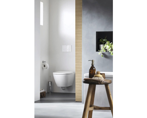 Koupelna se závěsným WC, WC štětkou a dřevěnou stoličkou