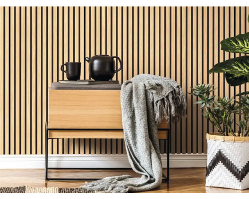 Obývací pokoj s nástěnnými panely, komoda a pokojová rostlina