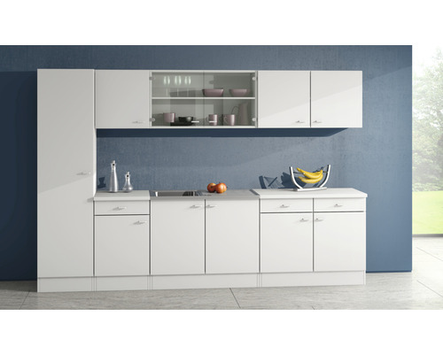 Moderní kuchyně s bílými skříňkami a pracovními deskami pro světlou a organizovanou atmosféru prostoru.