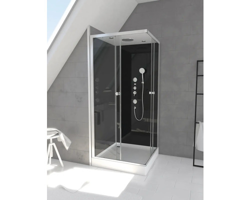 Moderní sprchový kout s tmavými skleněnými stěnami a stříbrnými rámy v světlé koupelně.