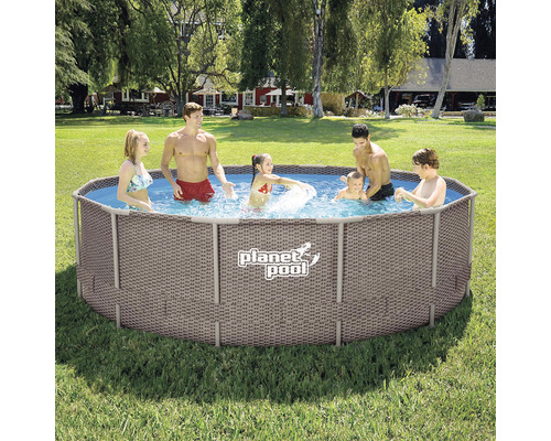 Bazén Planet Pool s rámem a hrajícími si lidmi na zahradě