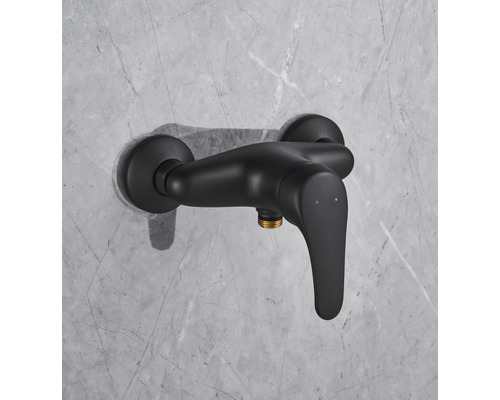 Černá jednopáková sprchová baterie pro montáž na stěnu.