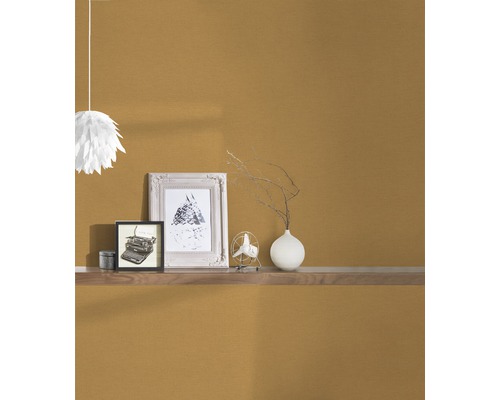 Nábytek na nástěnné polici před strukturovanou zdí