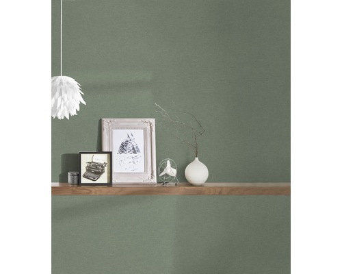 Obývací pokoj s tapetou se vzorem, nástěnnou policí, dekorací a lampou